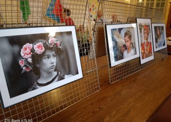 I “Bambini del Palio” in mostra a Rocca d’Arazzo: la magia del corteo negli scatti di Enzo Isaia