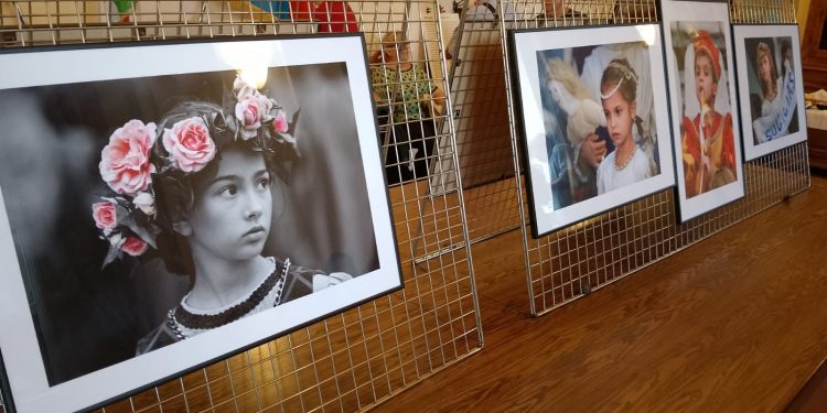 I “Bambini del Palio” in mostra a Rocca d’Arazzo: la magia del corteo negli scatti di Enzo Isaia
